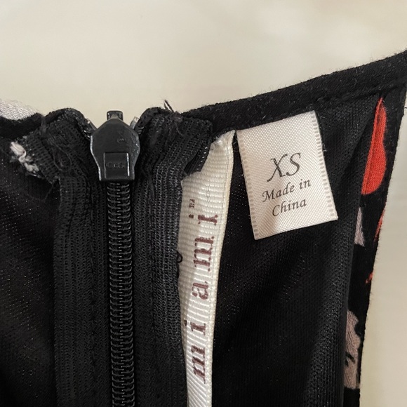 Short Keyhole Dress - Picture 2 of 7